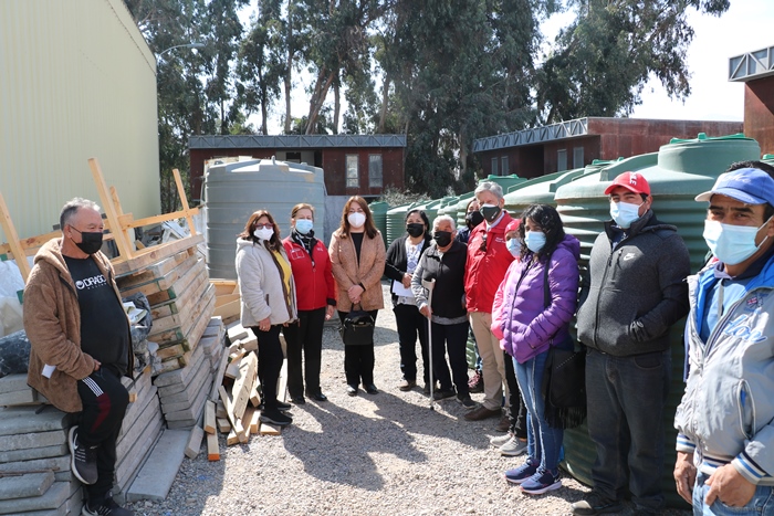 Entregan estanques acumuladores de agua para para ir en apoyo de la labor caprina, en Freirina.