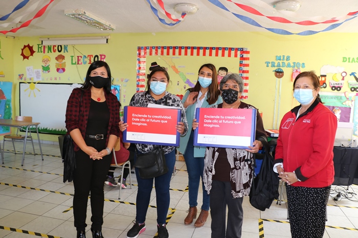 70 estudiantes de la comuna de Alto del Carmen comienzan recibir sus computadores