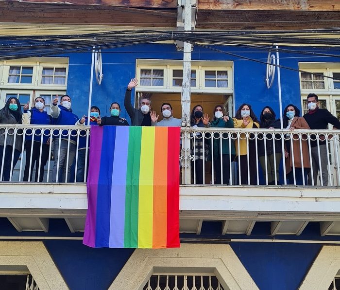 ￼Bandera del Orgullo es instalada en frontis de la DPP Huasco