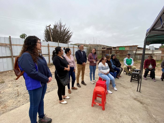 Dialogo con vecinos de campamento 6 de Enero en Vallenar