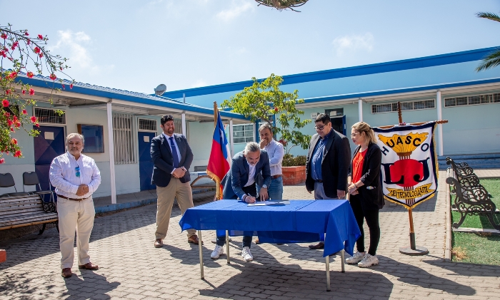 Convenio permitirá desarrollar proyecto de mejoramiento infraestructura deportiva de liceo Japón de Huasco