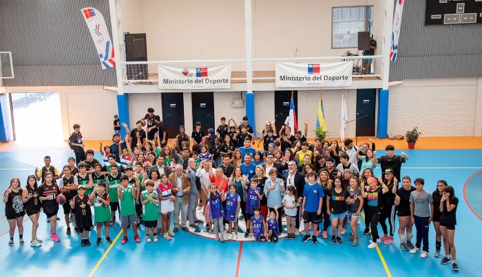 Como una auténtica fiesta del deporte se llevó a cabo la inauguración de las obras de conservación de estadio techado de Huasco