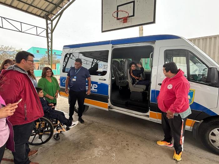 Entregan furgón inclusivo a escuela “José Miguel Carrera“, en Huasco