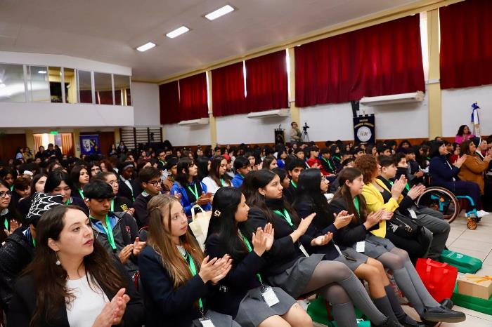 Masivo encuentro de estudiantes de la comuna de Vallenar en conversatorio destinado a la salud mental