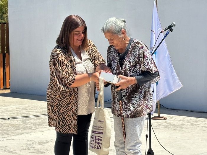 Distinguen a mujeres rurales de la localidad de Canto de Agua