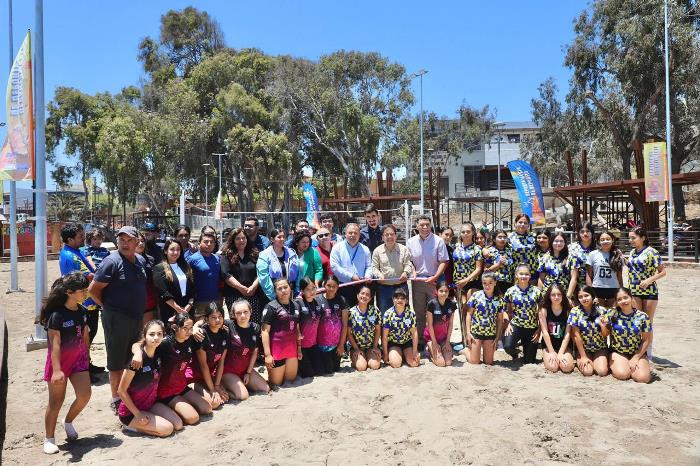 Inauguran cancha voley playa en Huasco