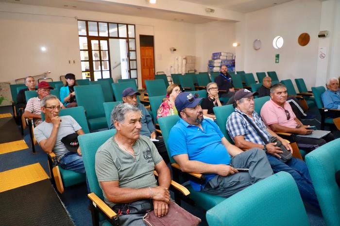 Encuentro con pescadores afectados por marejadas en Huasco