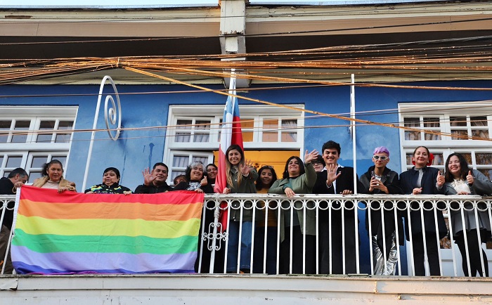 Instalan bandera de la diversidad en la Delegación Presidencial Provincial de Huasco.