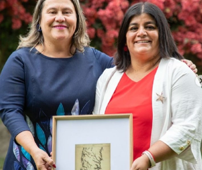 Dirección del Archivo Regional de Atacama distingue a Delegada Presidencial Provincial del Huasco, en su cuarto aniversario.