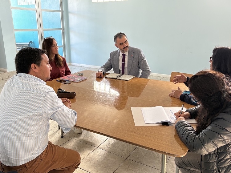 Los principales alcances de proyecto de ley de Reconstrucción Nacional y Escuelas Protegidas en diálogos con dirigentes sociales