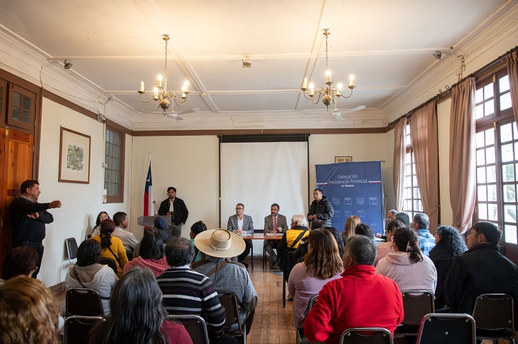 Autoridades de gobierno se reunen con crianceros de la provincia